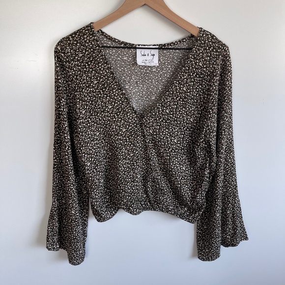 Sadie & Sage Bell Sleeve V-Neck Blouse Size Small - Picture 1 of 7